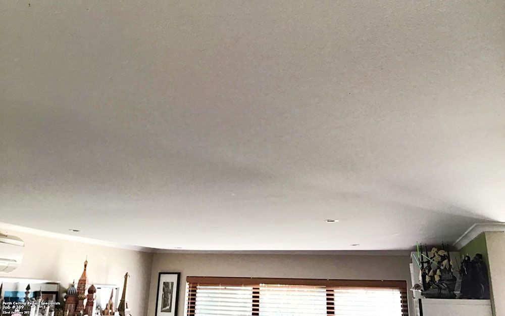 Trần nhà bị võng là hiện tượng bề mặt trần xuất hiện độ cong, chùng xuống hoặc lún cục bộ so với cao độ thiết kế