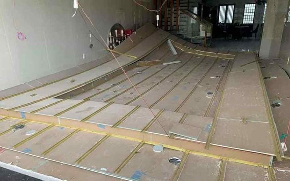 Trần bị võng nghiêm trọng có nguy cơ sập trần cục bộ hoặc rơi tấm trần cao