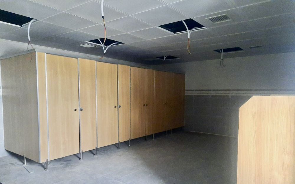 Vách ngăn nhựa thường được sản xuất từ PVC hoặc nhựa tổng hợp