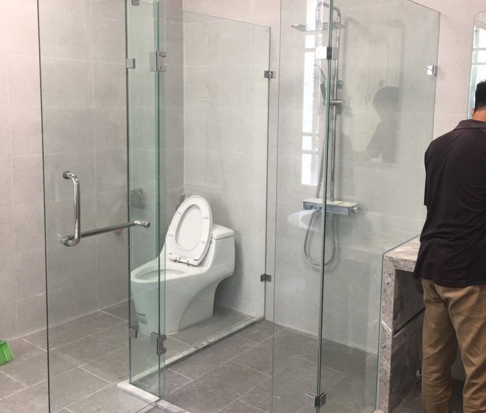 Giá vách ngăn vệ sinh chịu nước phụ thuộc vào nhiều yếu tố