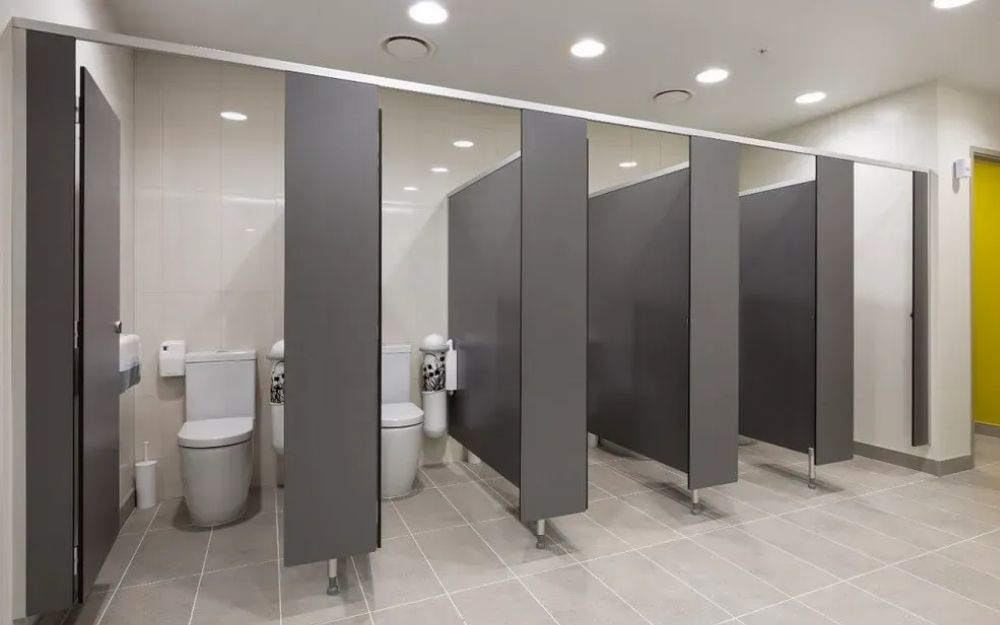 Vách ngăn vệ sinh chịu nước là hệ thống vách ngăn chuyên dụng được lắp đặt trong khu vực nhà vệ sinh