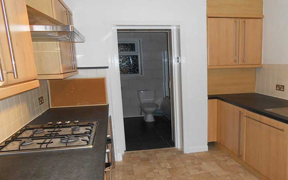 Bếp với nhà vệ sinh có khoảng cách quá gần, không có giải pháp ngăn cách