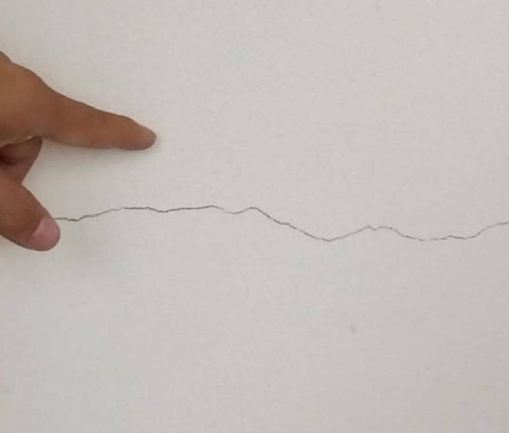 Quan sát bằng mắt thường phát hiện tường nhà nứt ngang