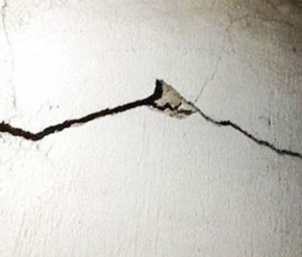 Tường nhà bị nứt ngang gây nguy hiểm cho người và tài sản
