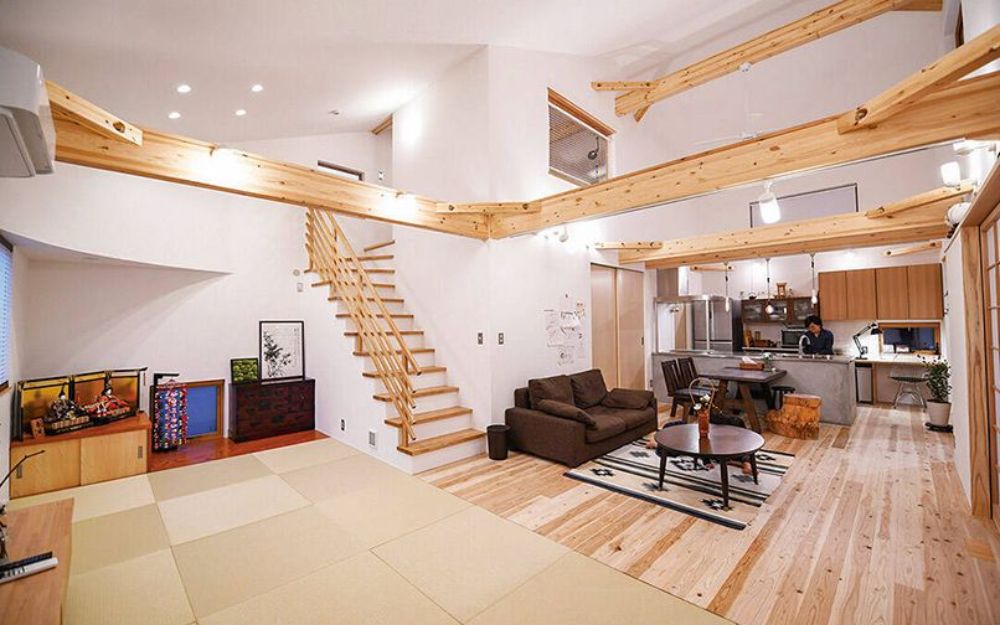 Phòng khách có xà ngang ở giữa gây mất thẩm mỹ