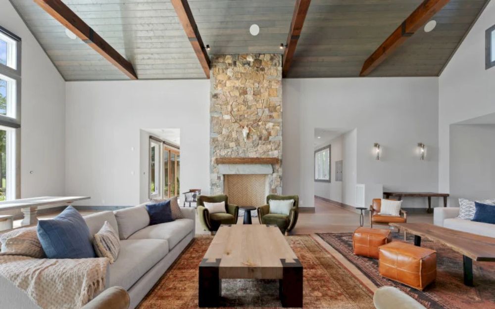 Phòng khách có xà ngang ở giữa gây cảm giác nặng đầu khi ngồi trực tiếp bên dưới.