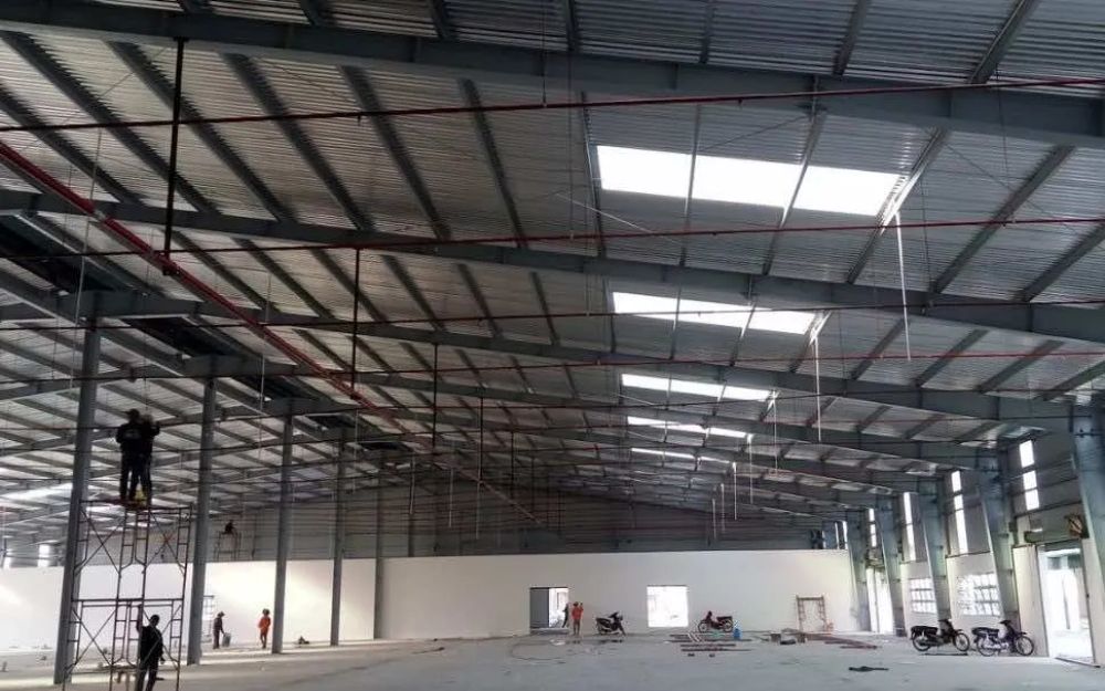Nhà xưởng có quy mô lớn đòi hỏi trần nhà phải đáp ứng yêu cầu chịu tải cao
