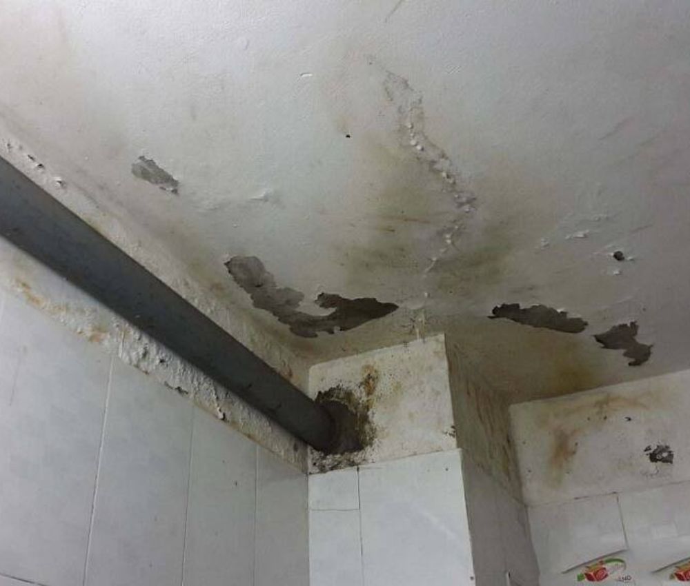 Trần bong tróc, xuất hiện vết mốc là dấu hiệu trần nhà đổ mồ hôi