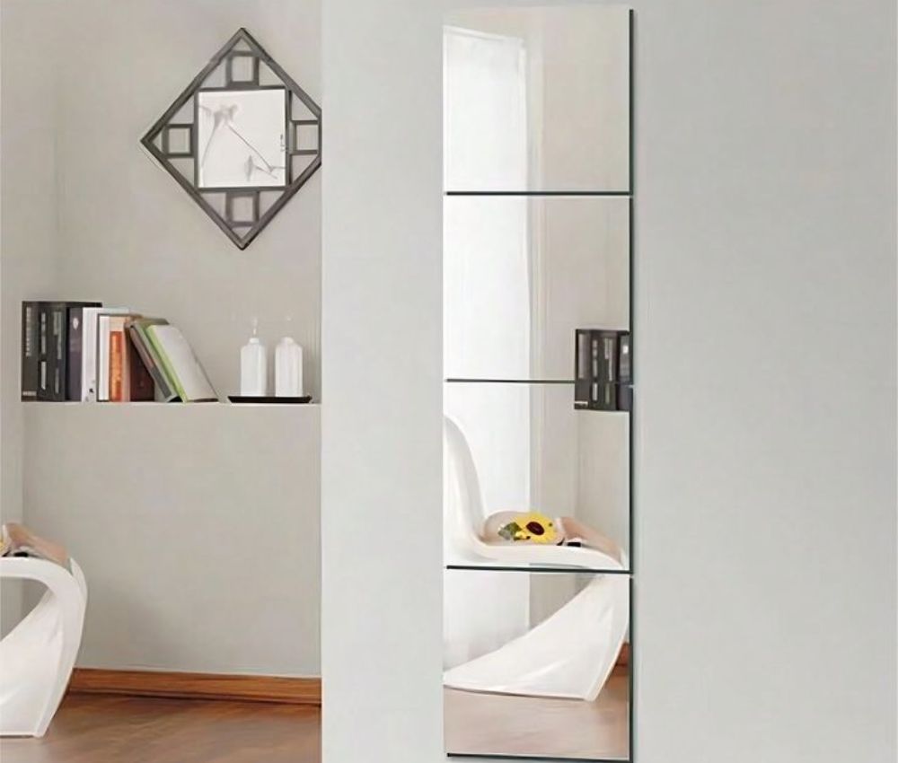 Dùng gương dán tường giúp tăng cảm giác rộng rãi