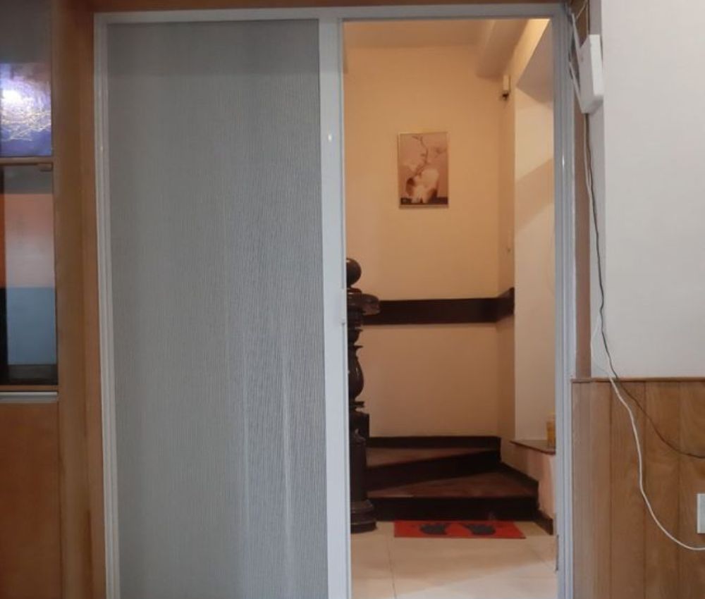 Vách ngăn cố định là dạng vách được lắp đặt chắc chắn vào công trình