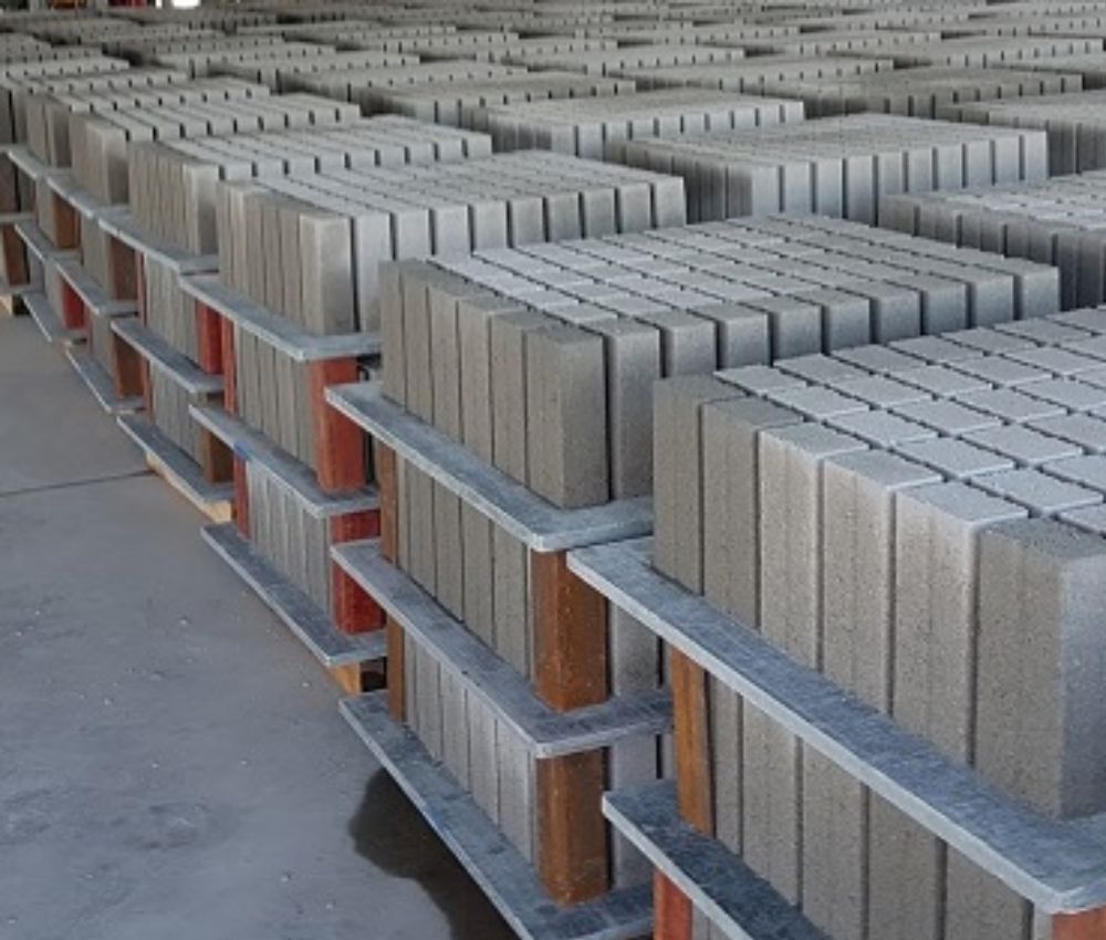 Gạch không nung được sản xuất mà không cần đốt lò, giúp giảm phát thải CO₂